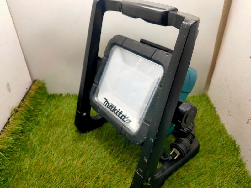 ☆マキタ 充電式LEDスタンドライト 本体のみ 14.4V/18V ML805 高輝度LED　動作確認済み
