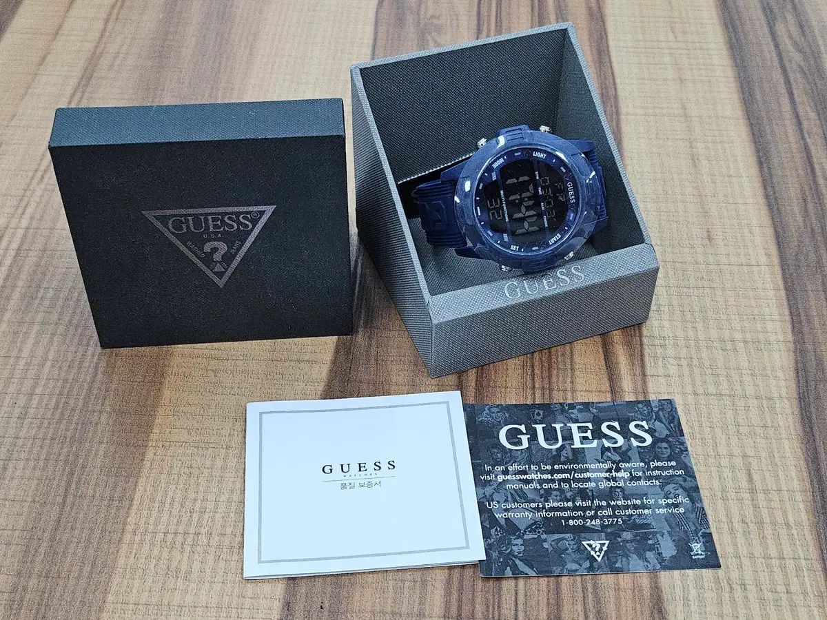 GUESS GUESS スポーツ リスト時計 未使用