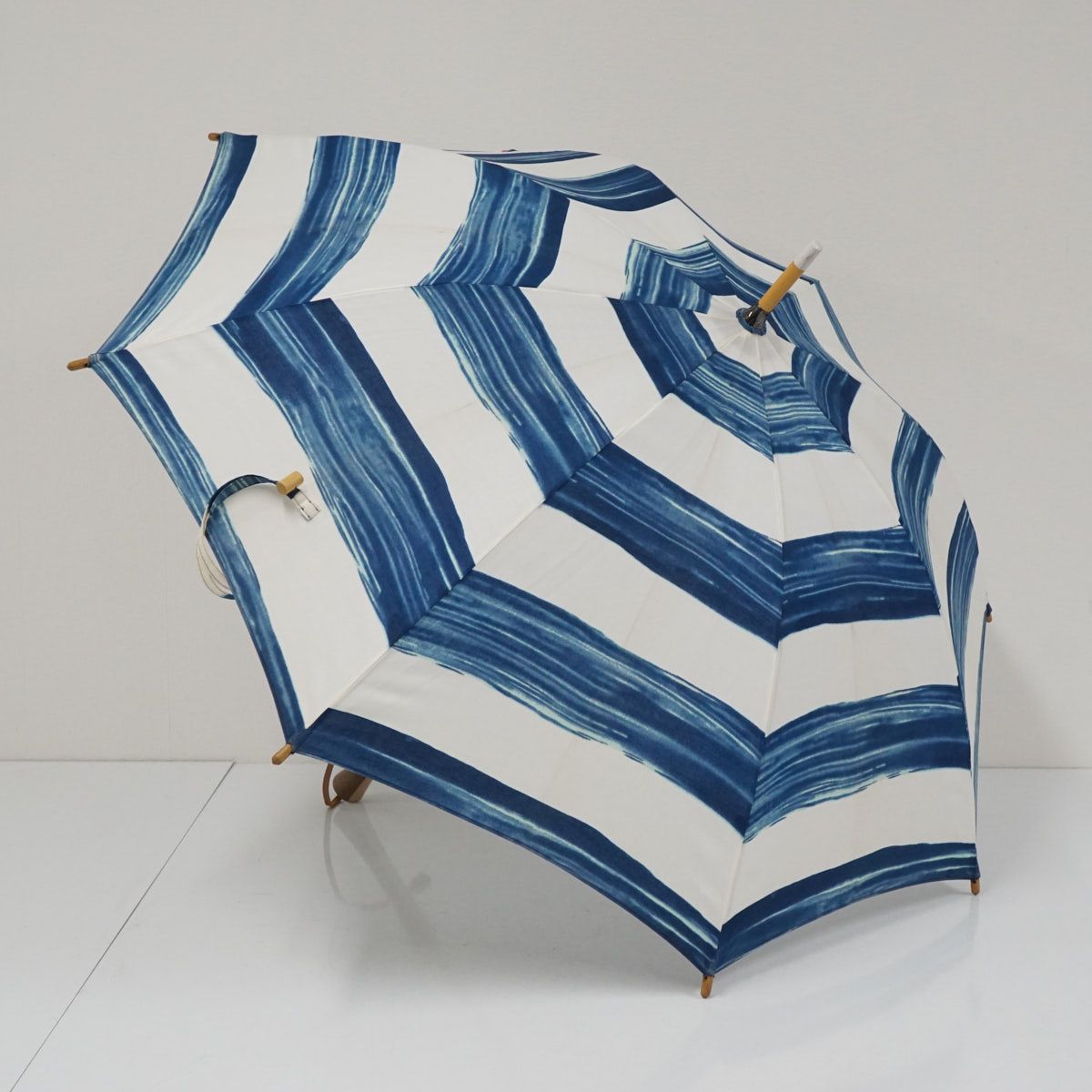 日傘 breezyblue ブリージーブルー USED品 ボーダー ブルー系 個性的 木製手元 UVカット 日本製 50cm S4266