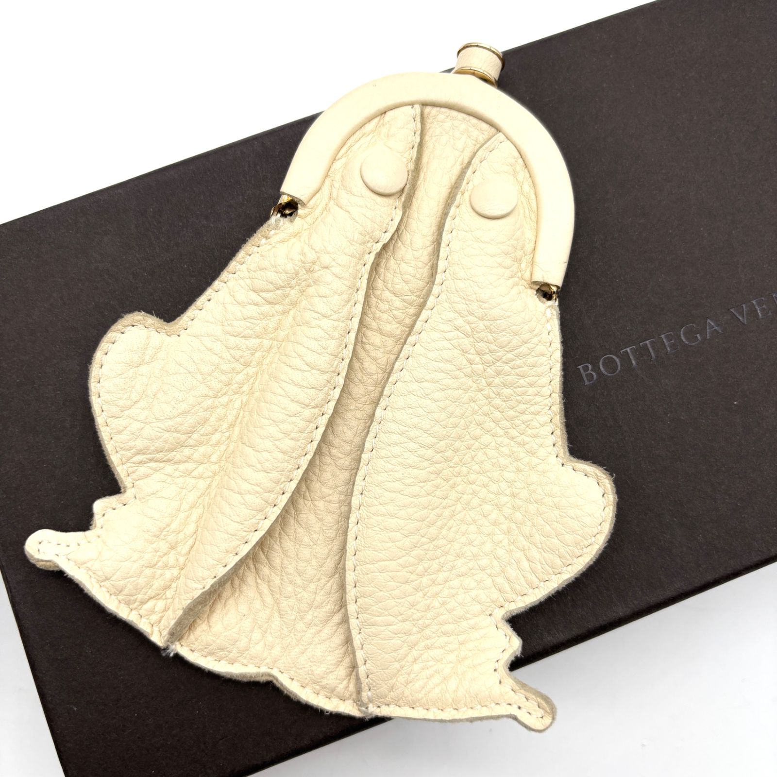 未使用に近い ボッテガヴェネタ BOTTEGA VENETA コインケース 小銭入れ カエル型 蛙 アニマル レザー 本革 アイボリー 白系 夏休み 帰省 お盆 敬老の日 シルバーウィーク 秋 ギフト ご褒美 レディース