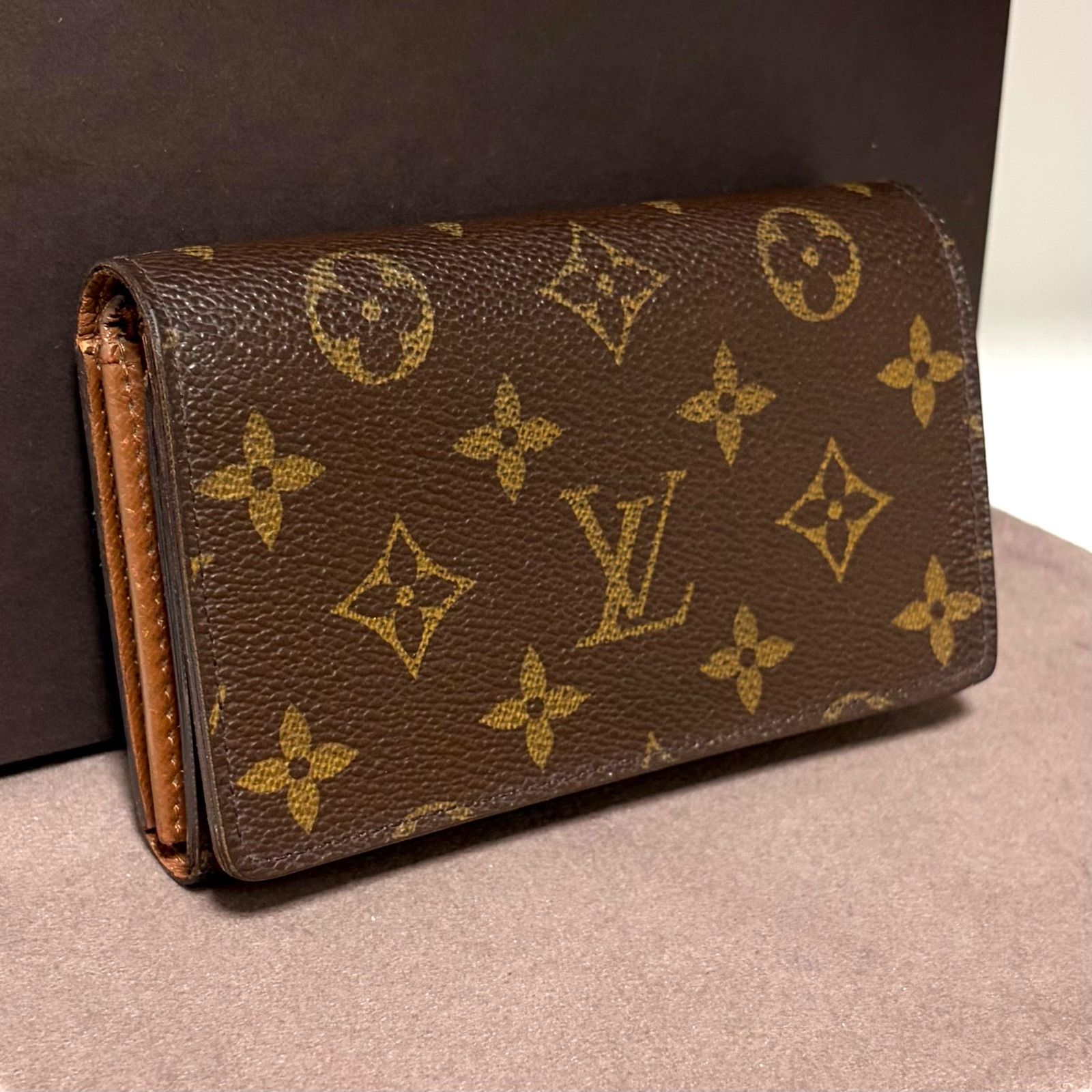f63 ポルトフォイユ トレゾール　インターナショナル 新型　Louis Vuitton ルイ ヴィトン　2つ 折り　二つ折り　フラップ ボタン 式　財布　コンパクト　ミニ ウォレット　モノグラム