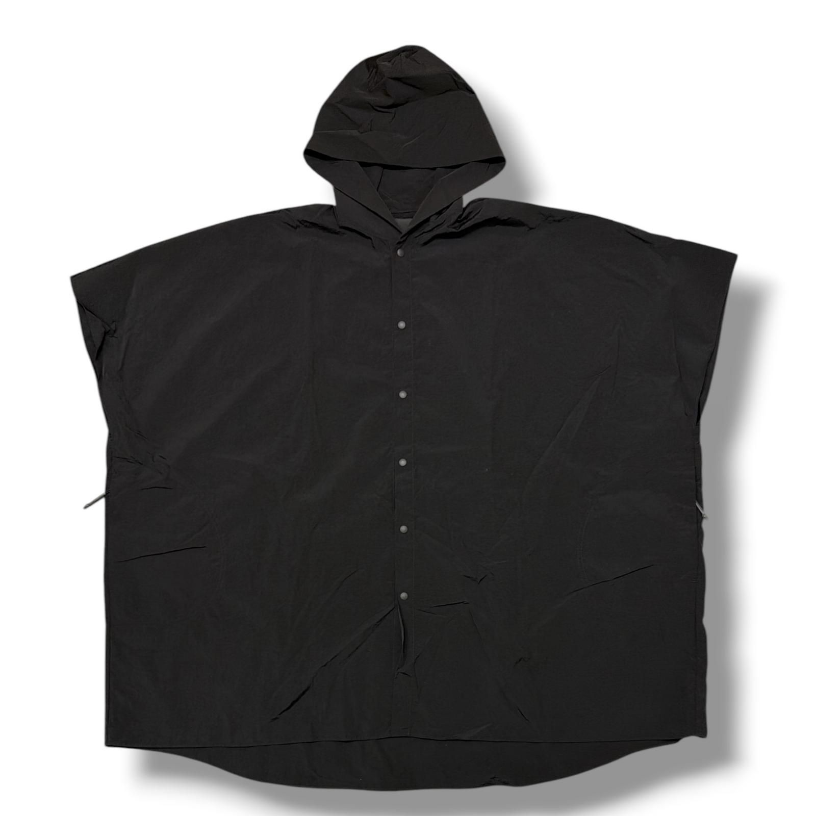 参考上代44000円 LAD MUSICIAN HOODED PONCHO ナイロンフードポンチョ ラッドミュ―ジシャン 2324-351 ブラック 42 （19362M） 参考上代44000円 LAD MUSICIAN HOODED PONCHO ナイロンフードポンチョ