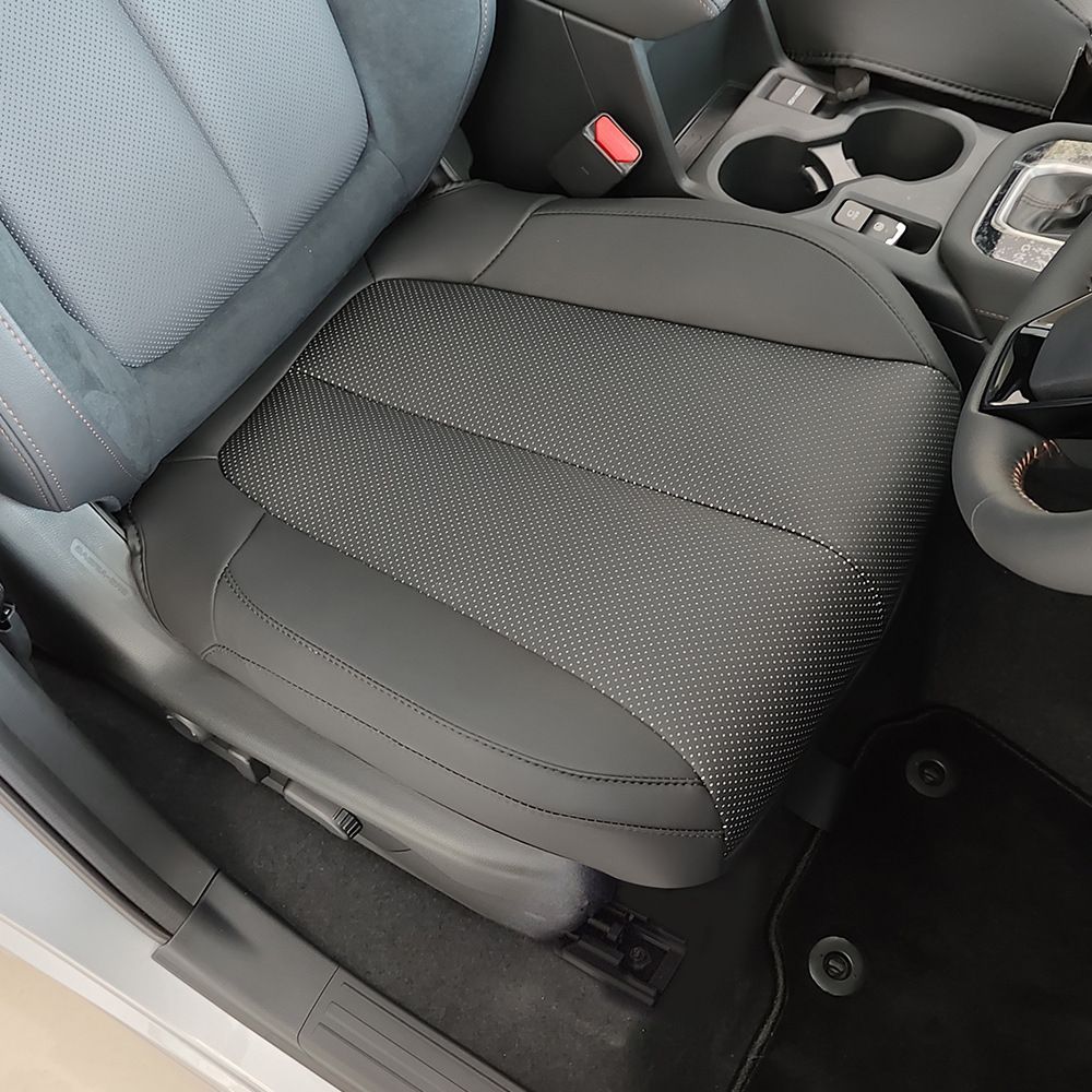 スバル Subaru フォレスター FORESTER 2025年式 左右ハンドル対応 前席シート保護パッド 2点セット ブラック レザー素材 ゴムバンド 面ファスナー固定 内装保護 擦れ防止
