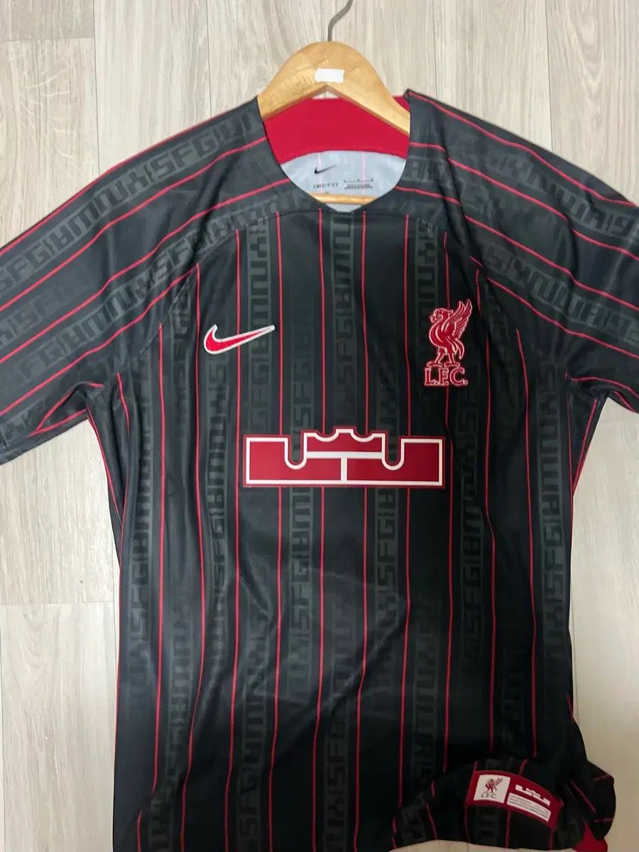 リヴァプール FC 22/23シーズン NIKE ドライフィット レブロン コラボ ジャージ