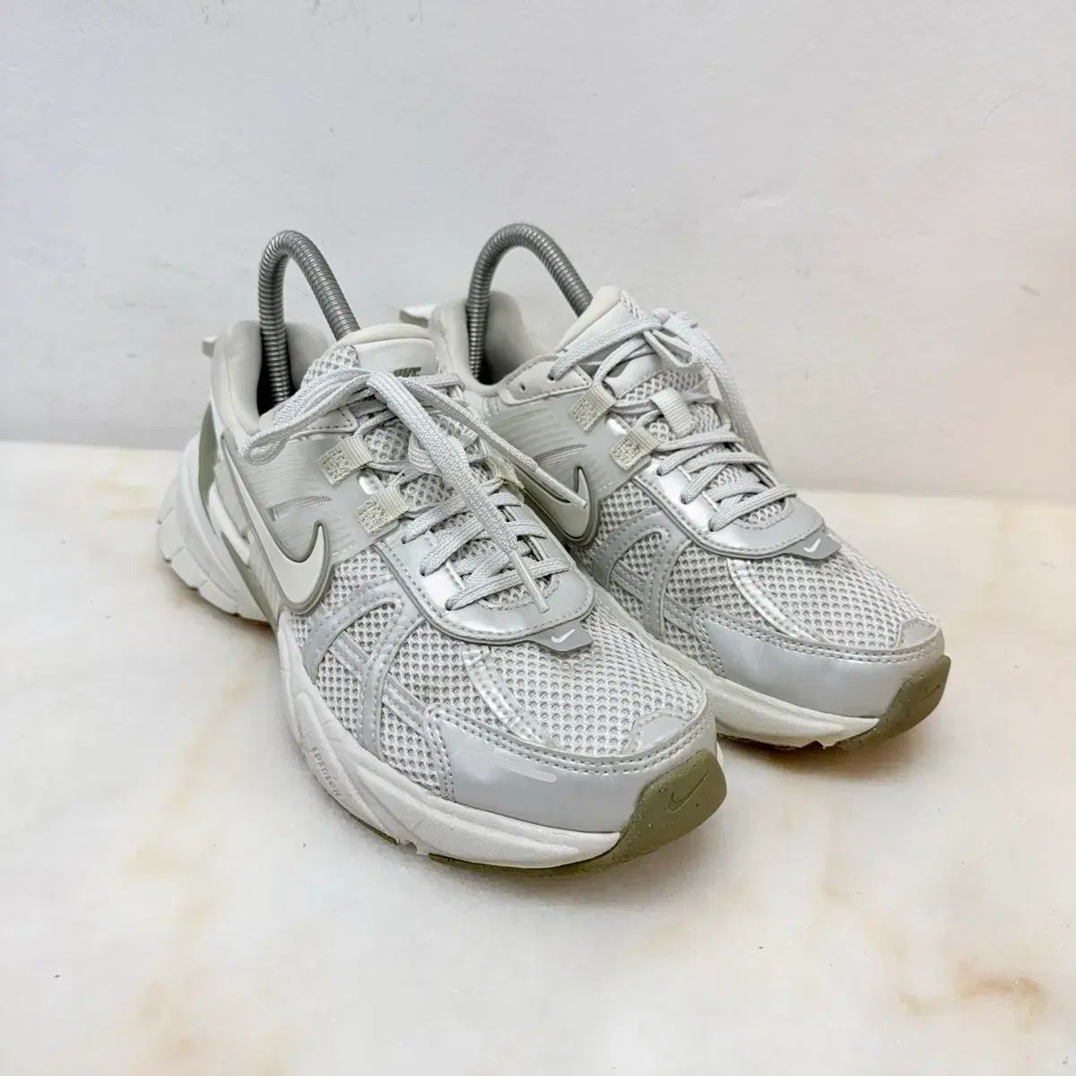 (240)ナイキ スニーカー V2K RUN メタリックシルバー