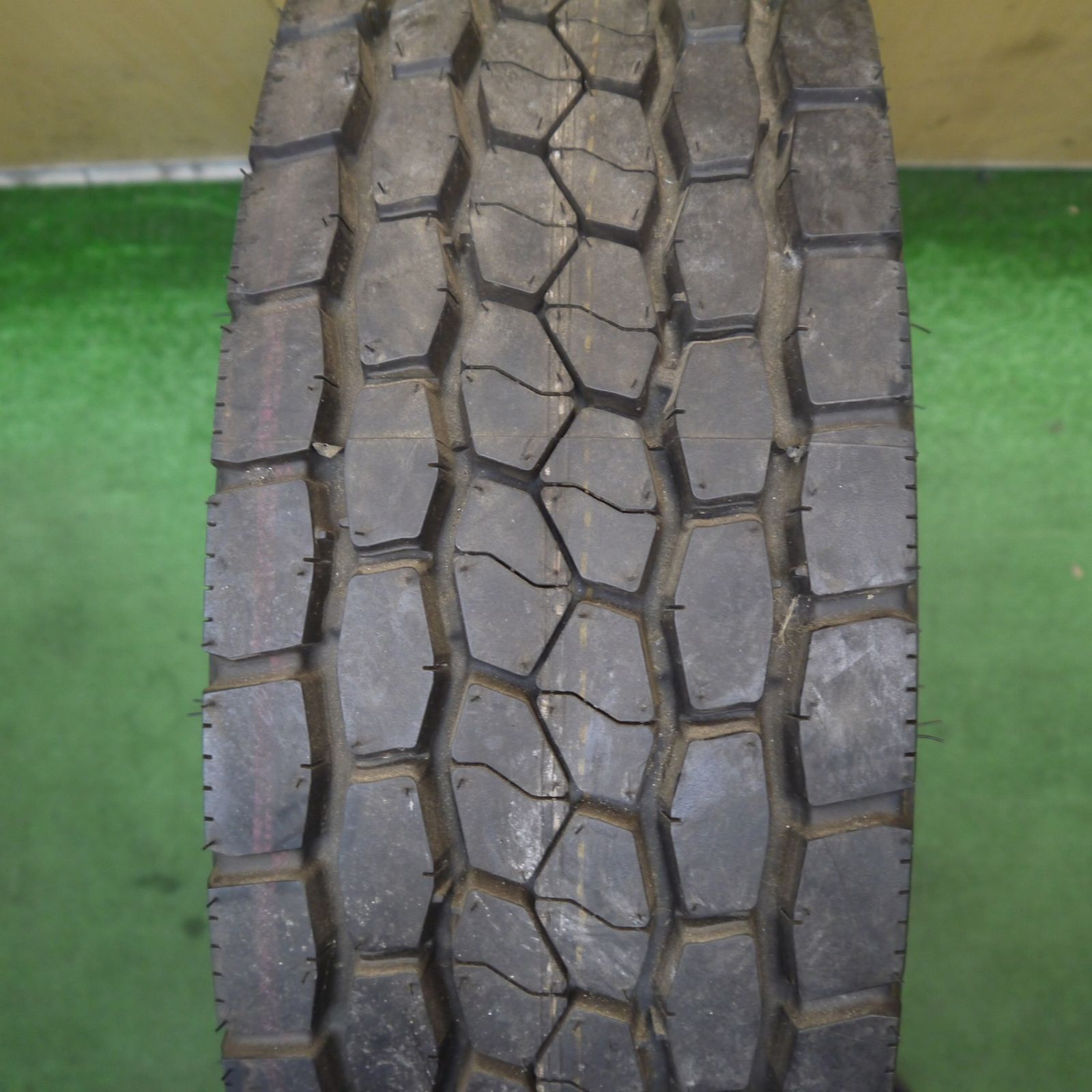 ほぼ未使用！新車外し！1本★トラック タイヤ 215/70R17.5 123/121J ブリヂストン M800 ミックス オールシーズン 17.5インチ★6070804KKスタ