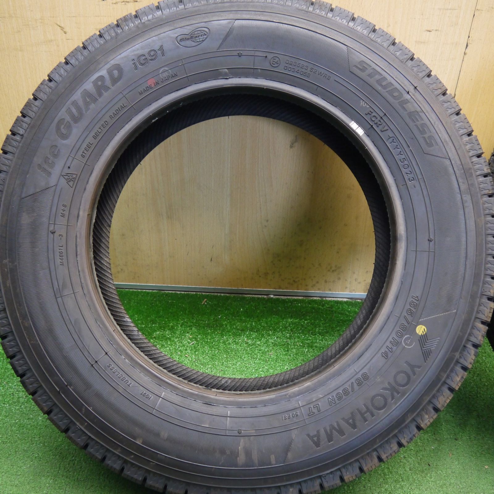 ①25年バリ溝イボ付 185/65R14 アイスガードIG70スタッドレスタイヤ
