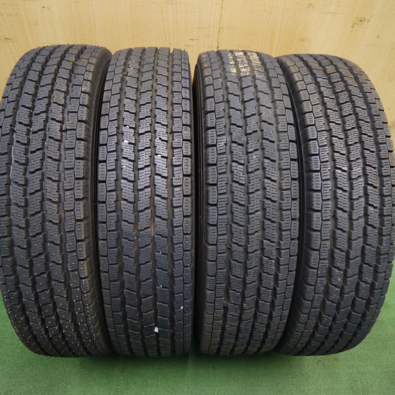 ①25年バリ溝イボ付 185/65R14 アイスガードIG70スタッドレスタイヤ
