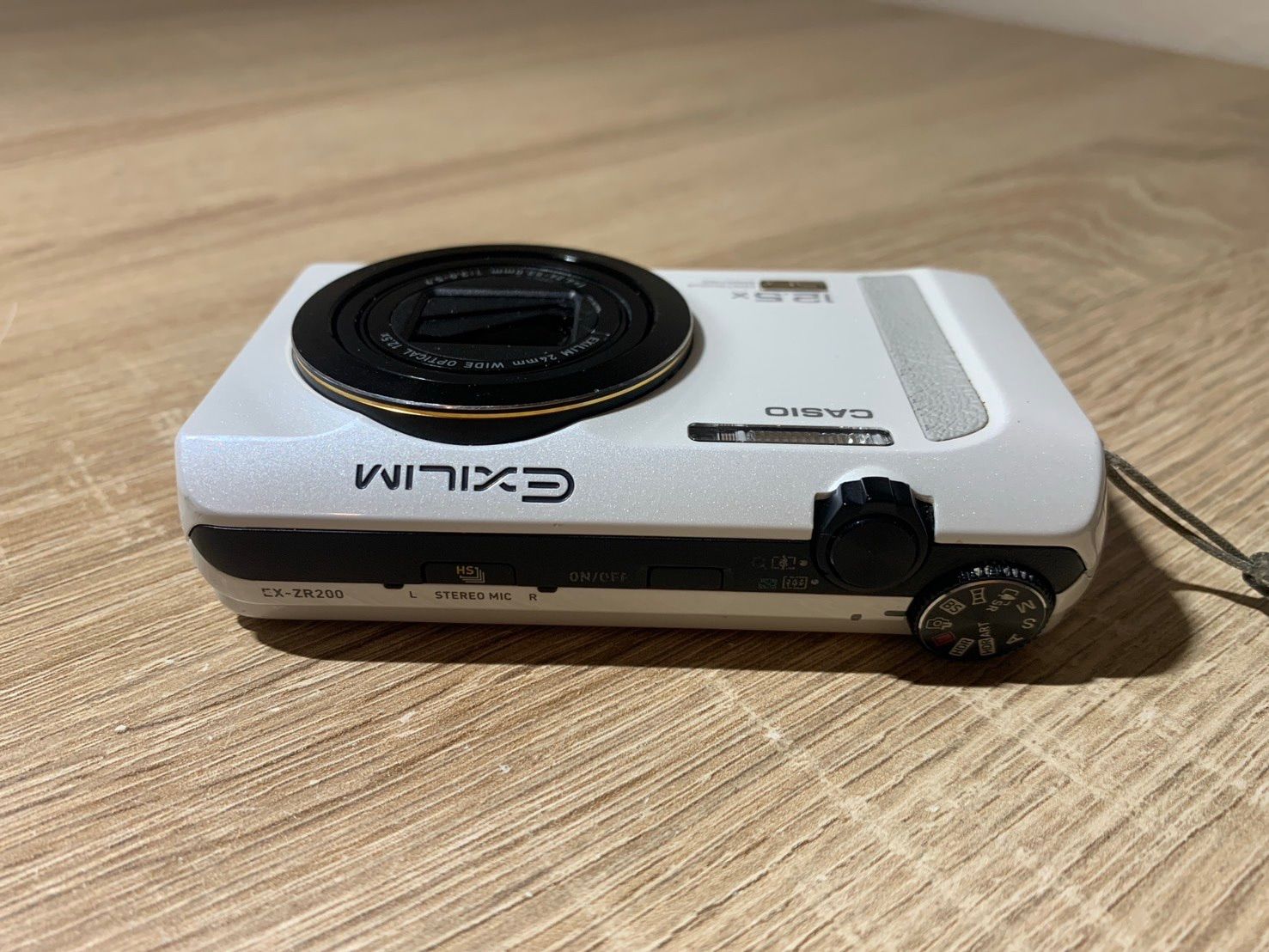 2389 Casio EXILIM EX-ZR200 ホワイト ジャンク品 デジカメ【ネ