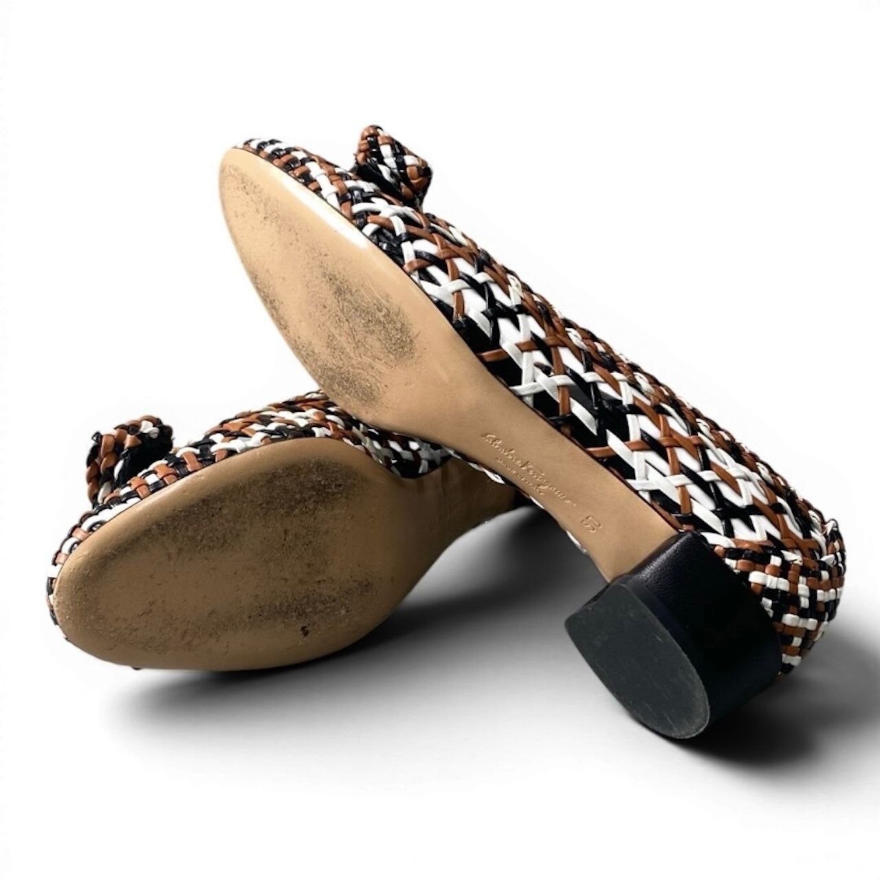 Salvatore Ferragamo サルヴァトーレフェラガモ ヴァラリボンパンプス