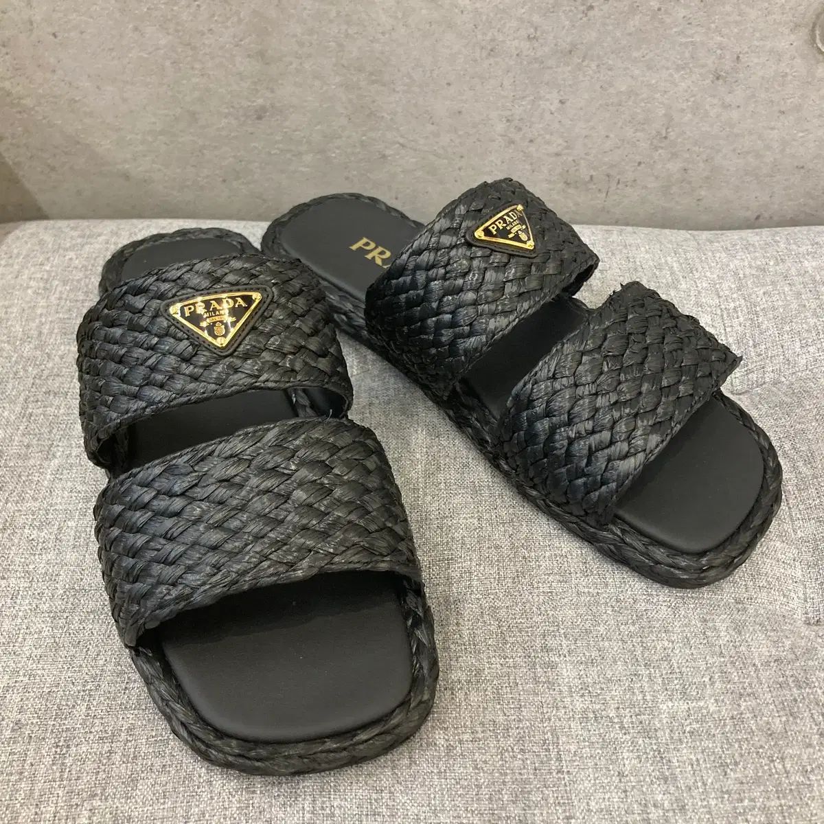 39 PRADA レディース ラフィア スライド ミュールサンダル 1XX749 ブラック-J070405