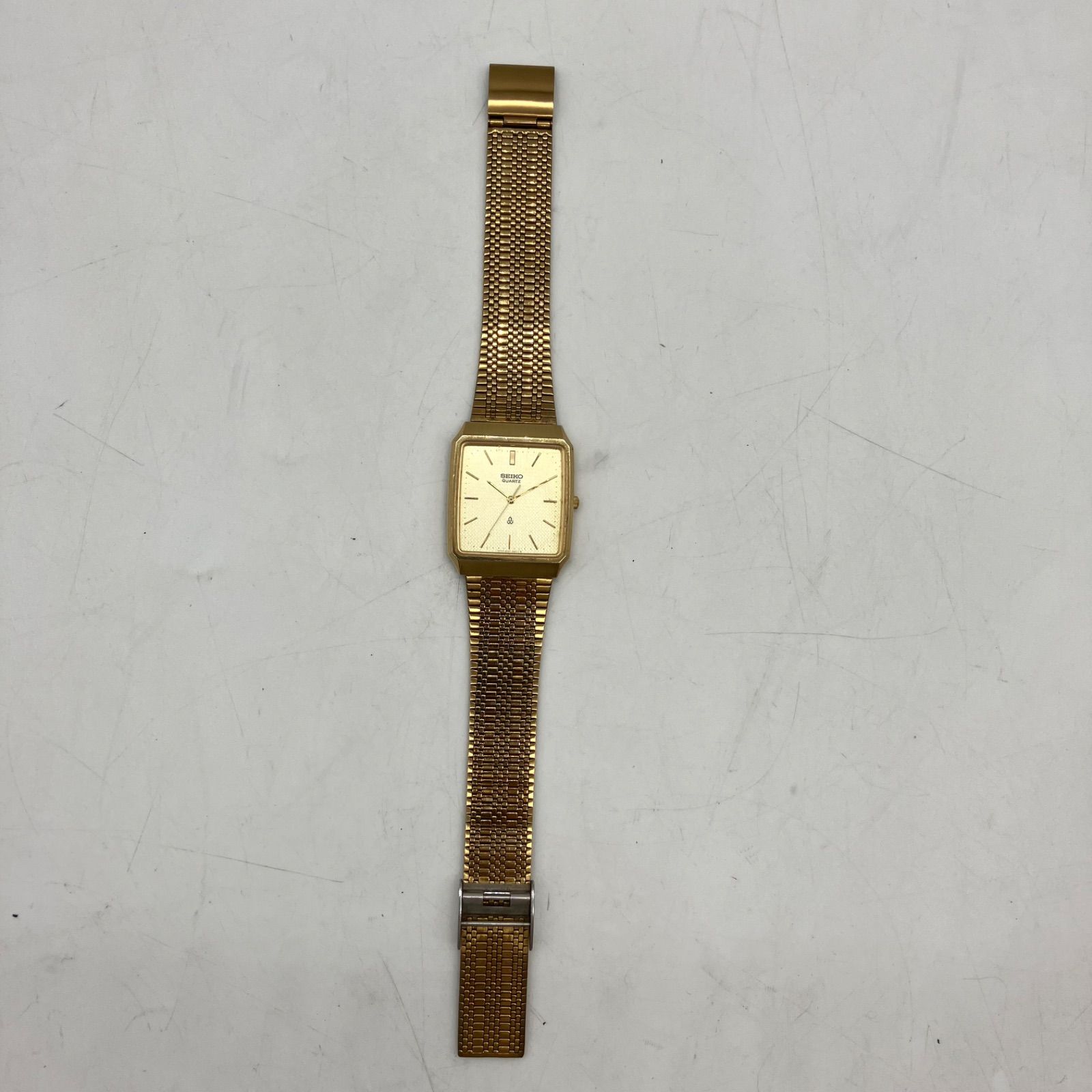 HDN663【お買い得】SEIKO 腕時計 スクエア型ケース ゴールドカラー