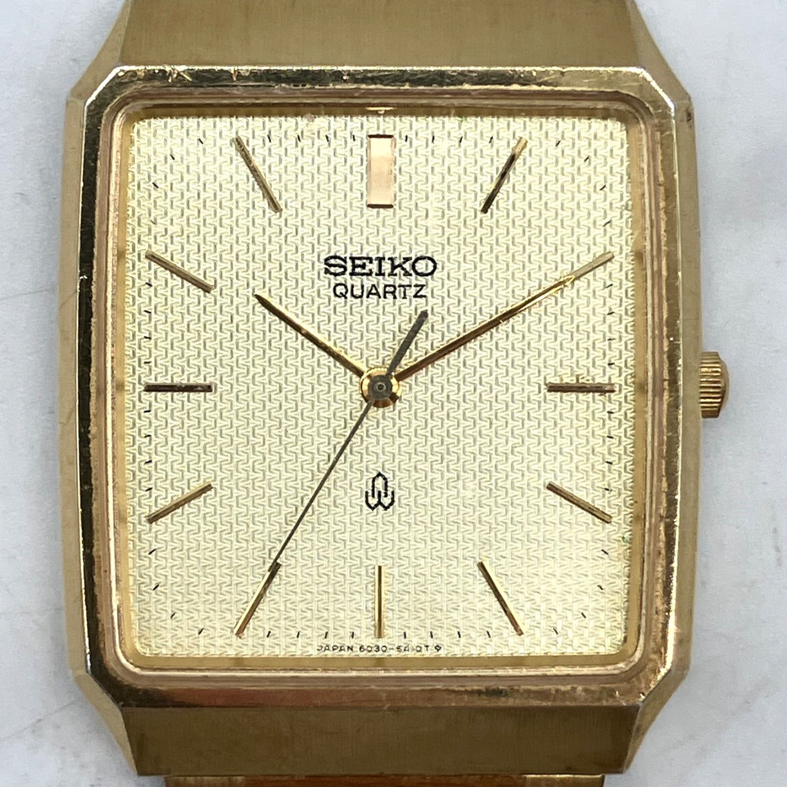 HDN663【お買い得】SEIKO 腕時計 スクエア型ケース ゴールドカラー
