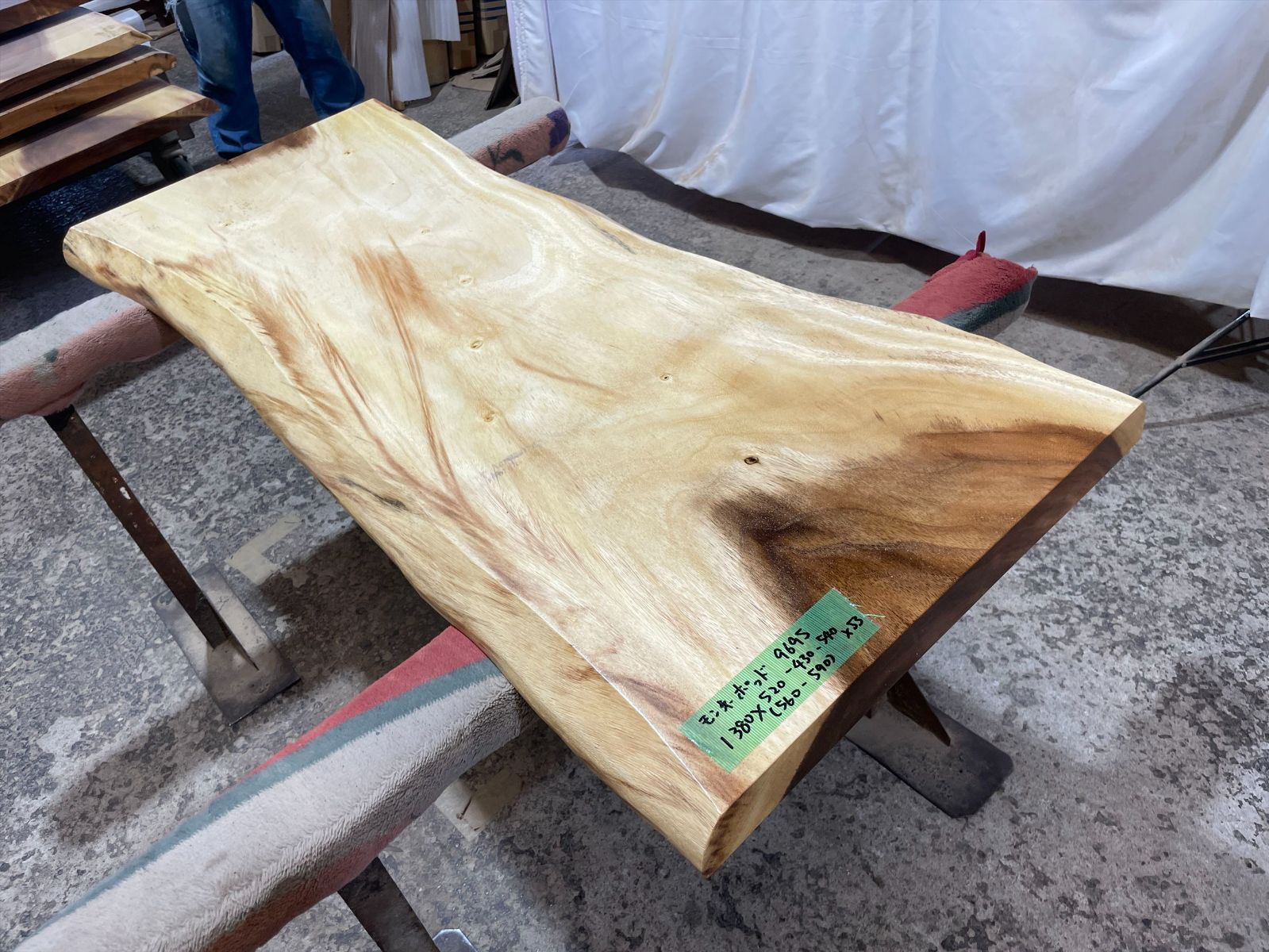 モンキーポッド9695　一枚板無垢 乾燥材　1380ｘ520-430-540ｘ53mm カウンター　センターテーブル　ダイニングテーブル 22,275円