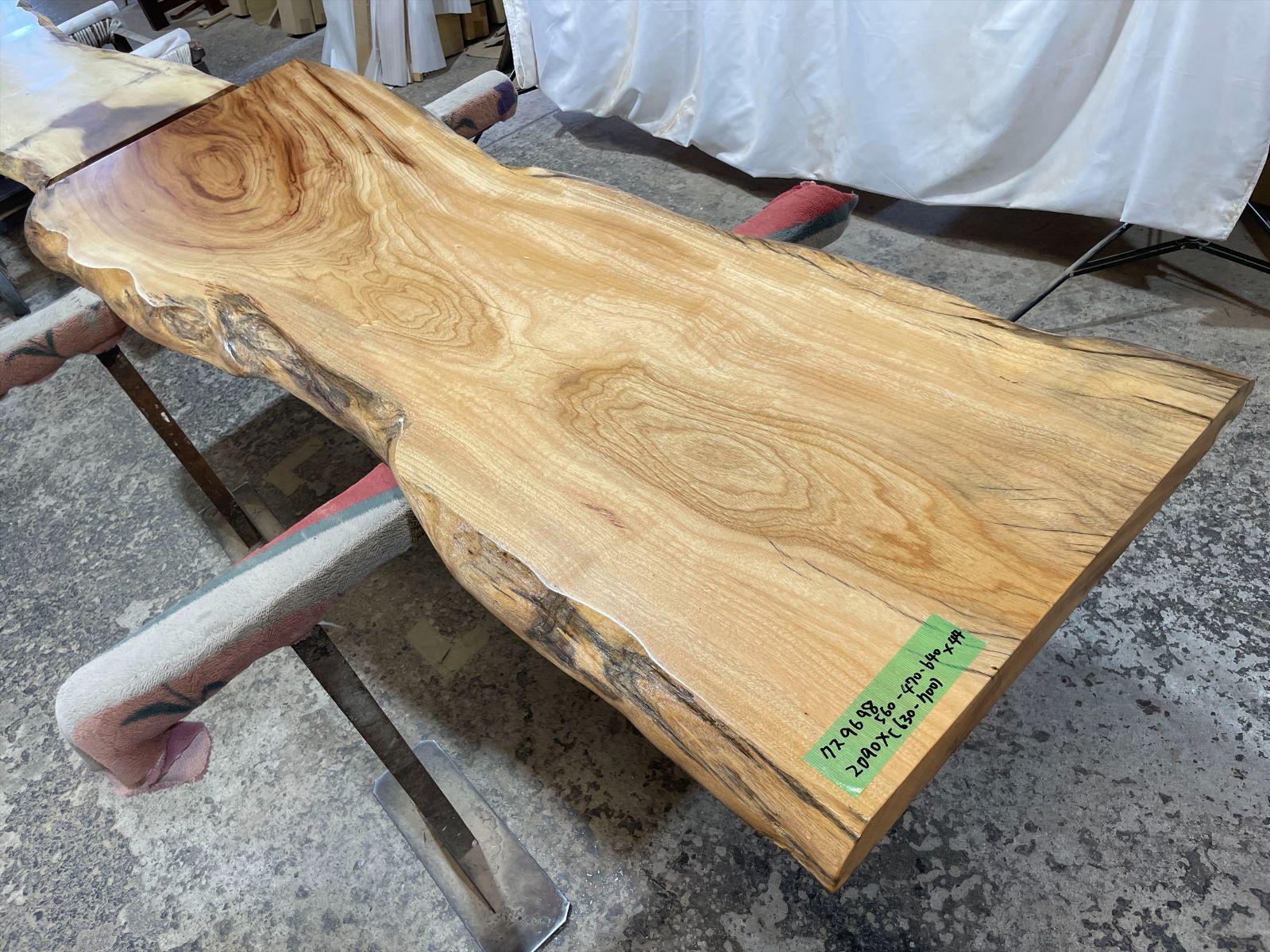 クス9698　楠　一枚板無垢材　2090x560-470-640x44mm ダイニングテーブル 　ローテーブル　センターテーブル　天板　樟　くすのき