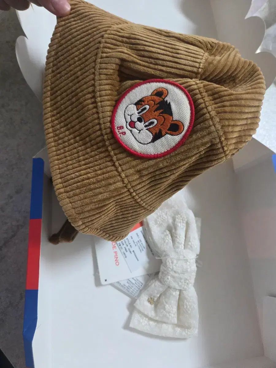 新品 BEBE DE PINO レイシーリボン ヘアクリップ & Tシャツ グレー 帽子