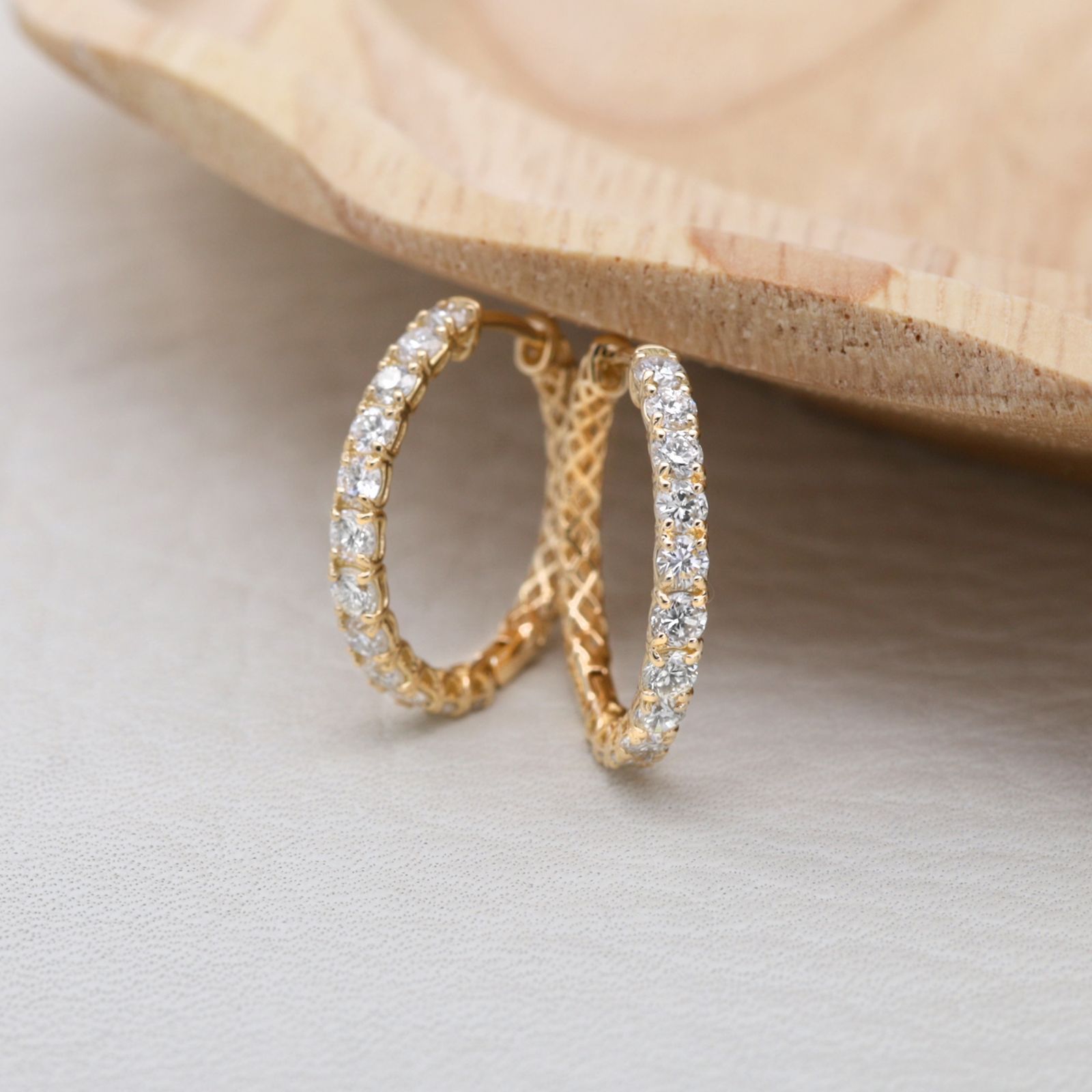 【1.04ct】24石のダイヤモンドを並べた上品なフープピアス　K18YG