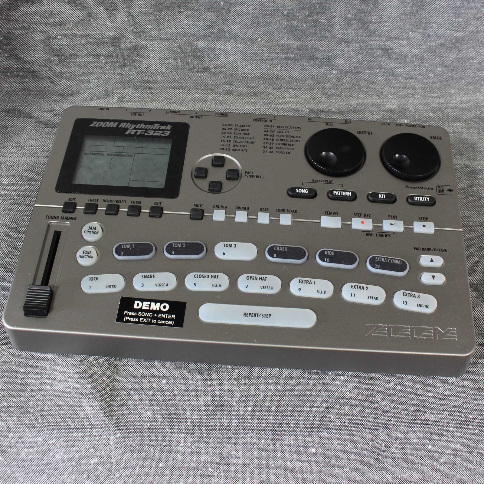 中古 ZOOM RT-323 リズムパターンを作成できるリズムマシン - メルカリ