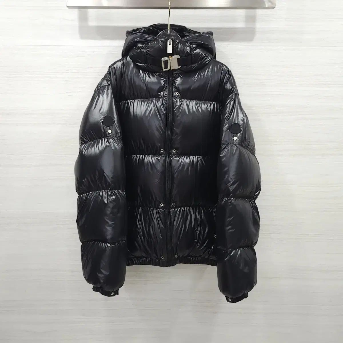 4 / MONCLER モンクレール ALMONDIS アリクス ロゴ バックル ダウン 1A00014 139,513円