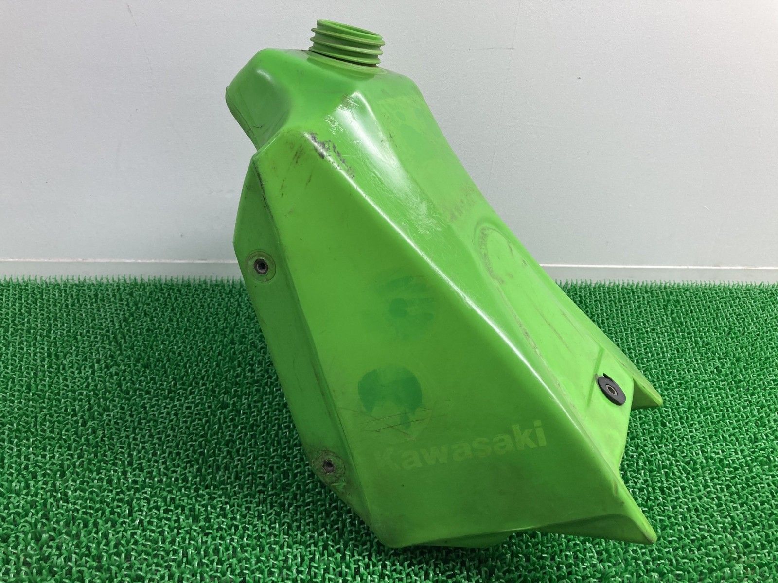 KDX200 タンク 緑 カワサキ 純正 中古 C2 86-88年 当時物 樹脂タンク 燃料タンク Lm KDX200 タンク 緑 カワサキ 純正 中古 C2 86-88年 当時物 樹脂タンク