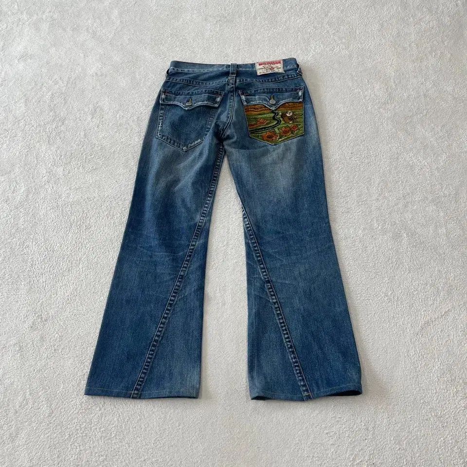32 トゥルーレリジョン ジョイ フレア 刺繍 レア ブーツカット デニムパンツ
