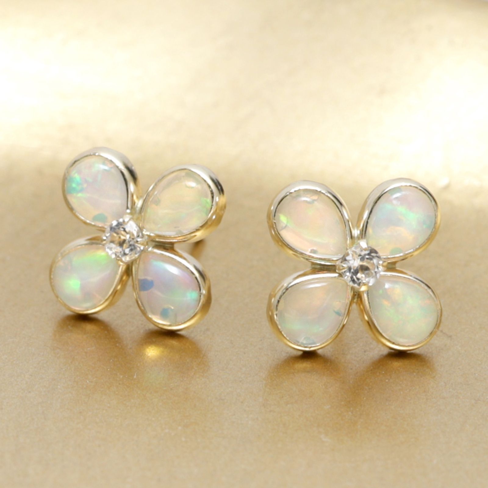 オパールのお花が神秘的にきらめくピアス K10YG