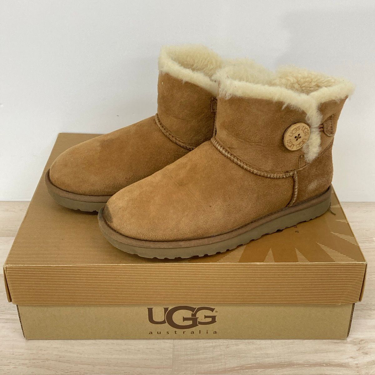 UGG ムートンブーツ W MINI BAILEY BUTTON 3352 チェスナット 25cm/US8