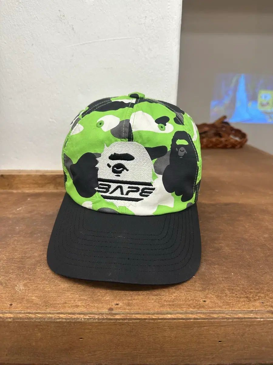 A BATHING APE アベイシングエイプ ネオン カモフラ BIG サルカモキャップ