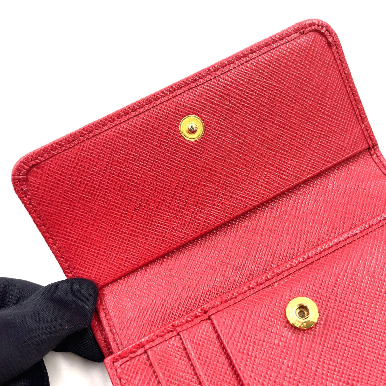 新着】PRADA サフィアーノ メタルロゴ サフィアーノレザー レッド 二