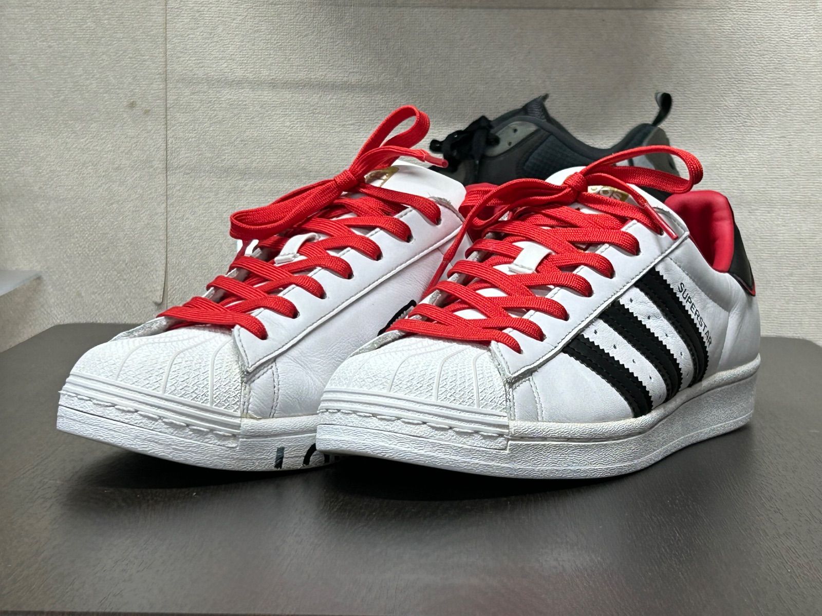 アディダス（adidas）のスーパースター「ラブ スーパースター（LOVE SUPERSTAR）」50周年記念モデル サイズ26.5cm クリーニング済