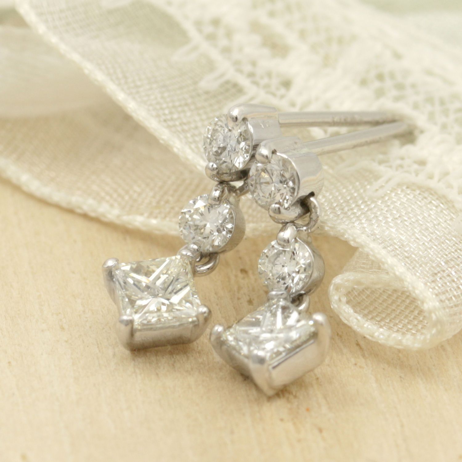 スイングスクエアカットダイヤピアス 合計0.60ct K18WG