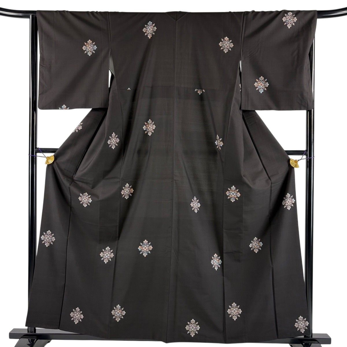大島紬 身丈158.5cm 裄丈66.5cm M 袷 純泥染 証紙 華文 焦茶色 正絹 名品 【中古】