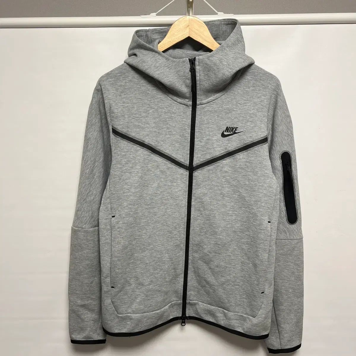 正規品/L NIKE 新モデル テックパック ウィンドランナー グレー WHO フードジップアップ