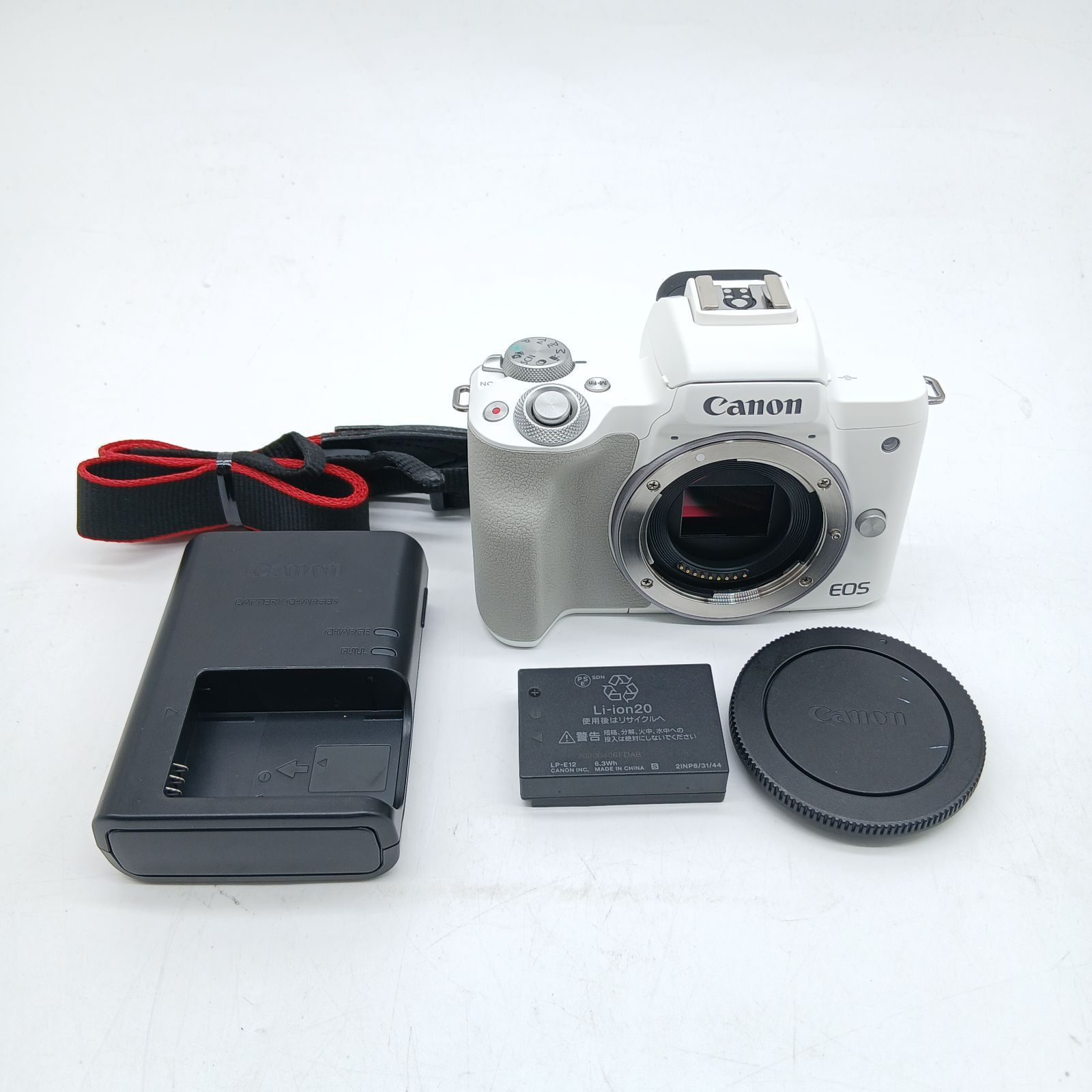 3000ショット台！新品級 ★ Canon EOS Kiss M2 ボディー ホワイト KISSM2M2WH-BODY 44,200円