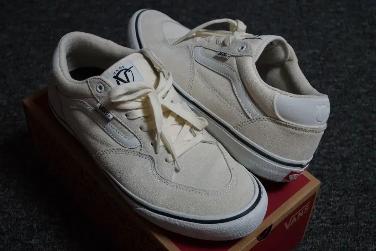 (300) VANS ローワン プロ マシュマロ 白