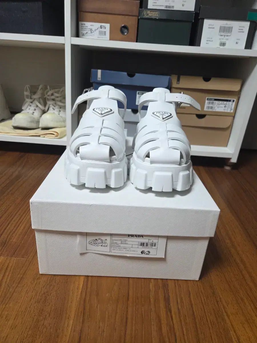プラダ メンズ ウール モノリス サンダル 白