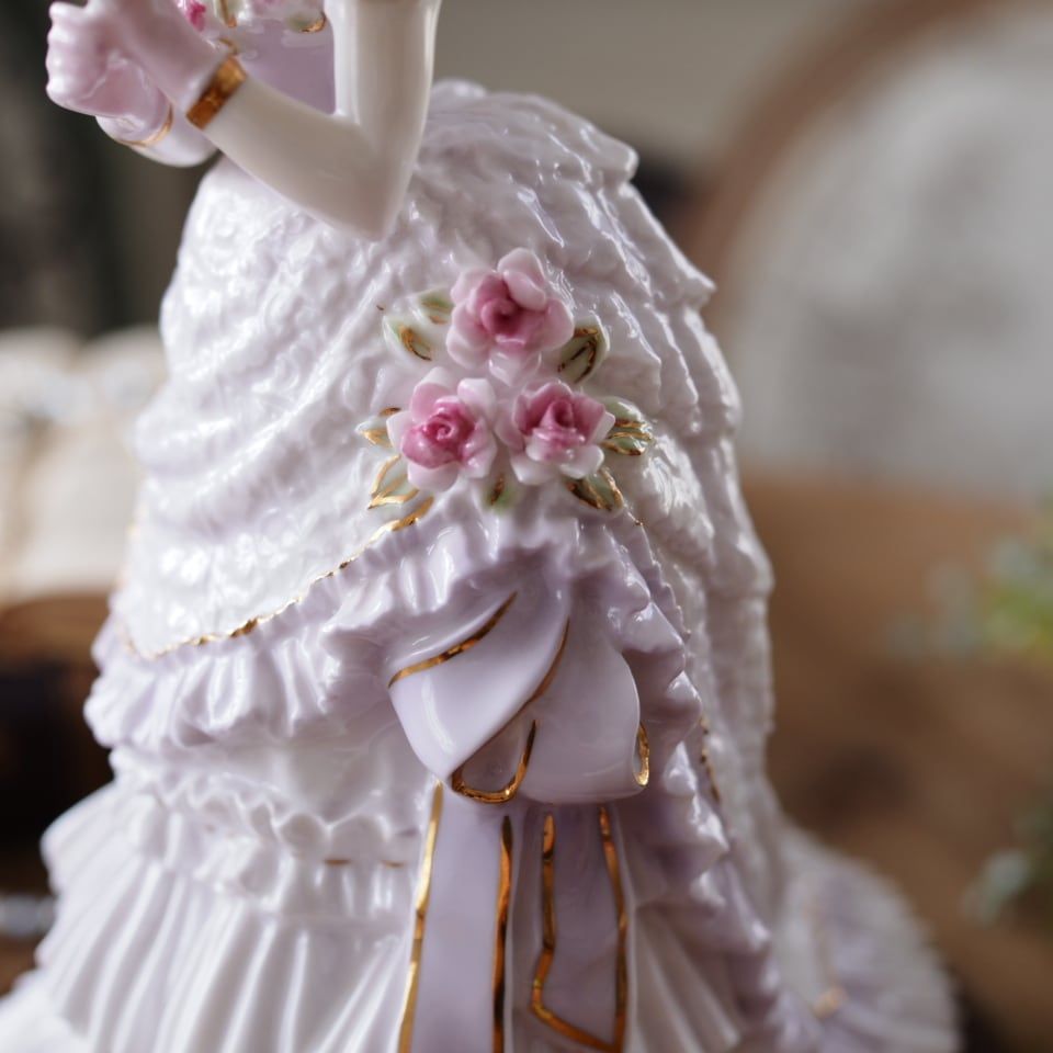 英国ロイヤルウースター「A Royal Presentation」フィギュリン 台座付