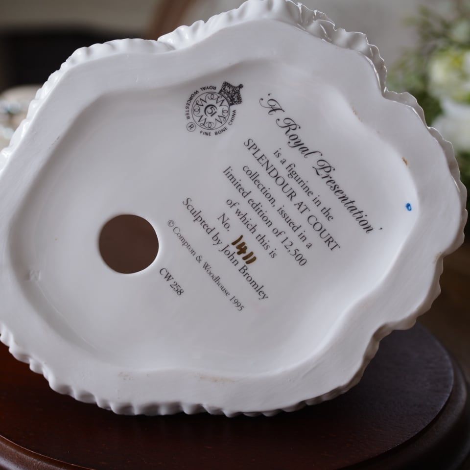 訳あり ロイヤルウースター フィギュリン ロイヤルプレゼンテーション 英国ロイヤルウースター「A Royal Presentation」フィギュリン 台座付