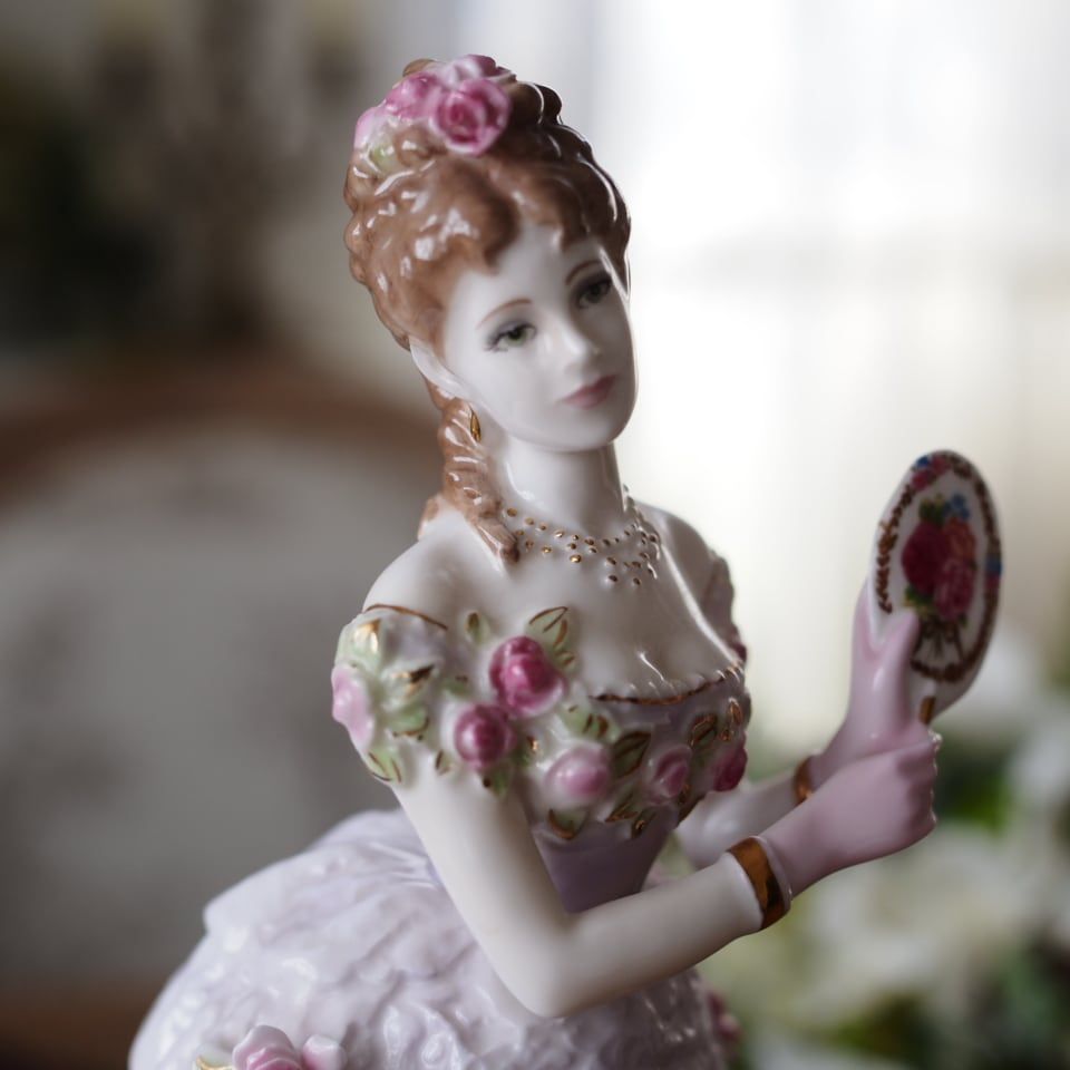 英国ロイヤルウースター「A Royal Presentation」フィギュリン 台座付