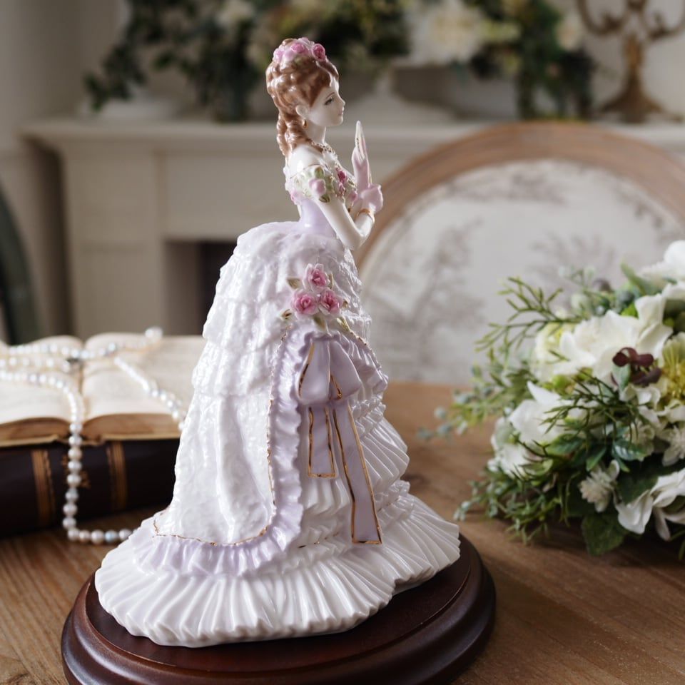 英国ロイヤルウースター「A Royal Presentation」フィギュリン 台座付