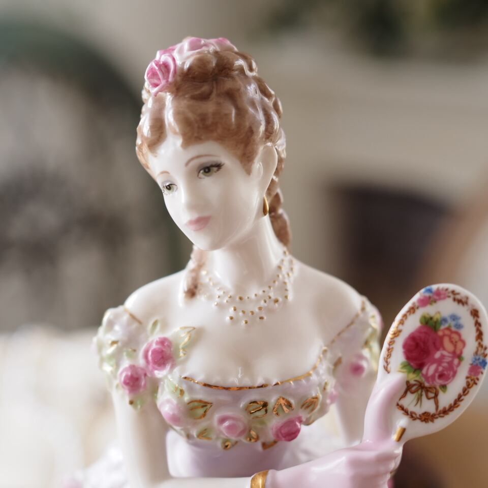英国ロイヤルウースター「A Royal Presentation」フィギュリン 台座付