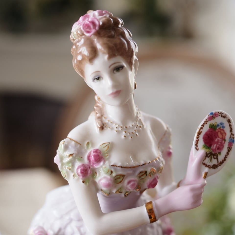 英国ロイヤルウースター Lady Sarah フィギュリン 限定品 英国ロイヤルウースター「A Royal Presentation」フィギュリン 台座付