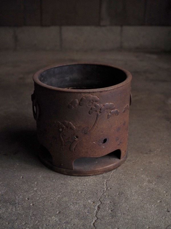 味わい深い【錆びた鉄肌】古い小さな鉄製火鉢 / 時代火鉢 骨董 古道具 侘び寂び古録展 送料無料　中古 品番T30 12,320円