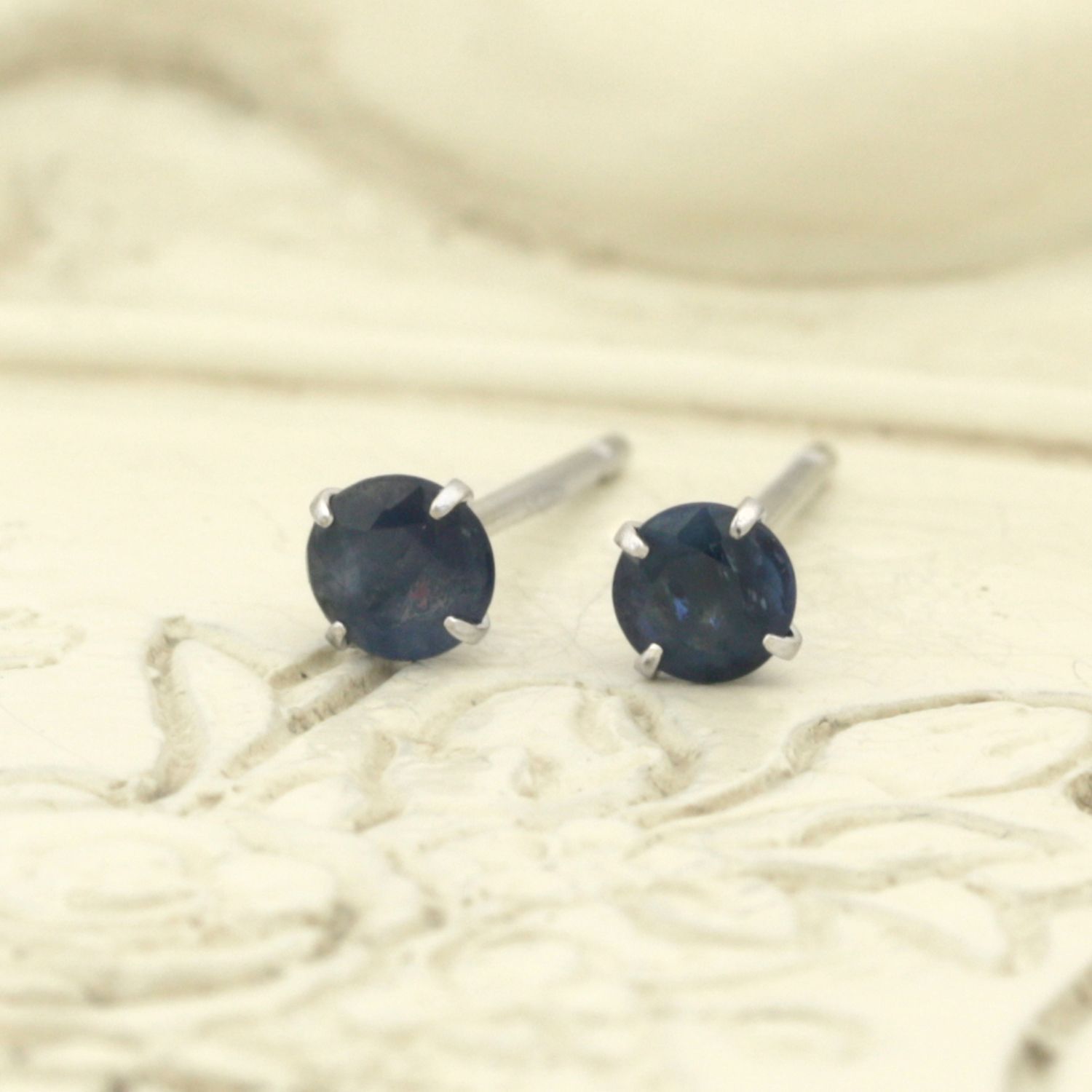 【3mm】サファイヤのシンプルスタッドピアス Pt900