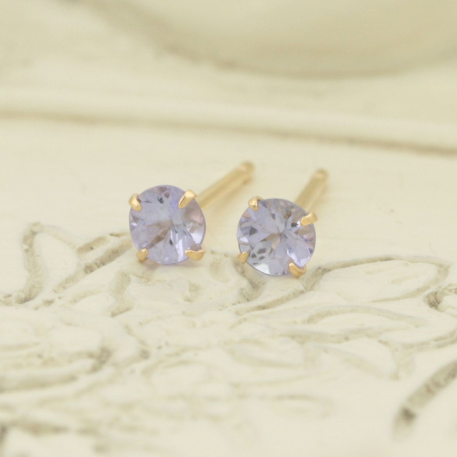 【3mm】タンザナイトのシンプルスタッドピアス K18YG
