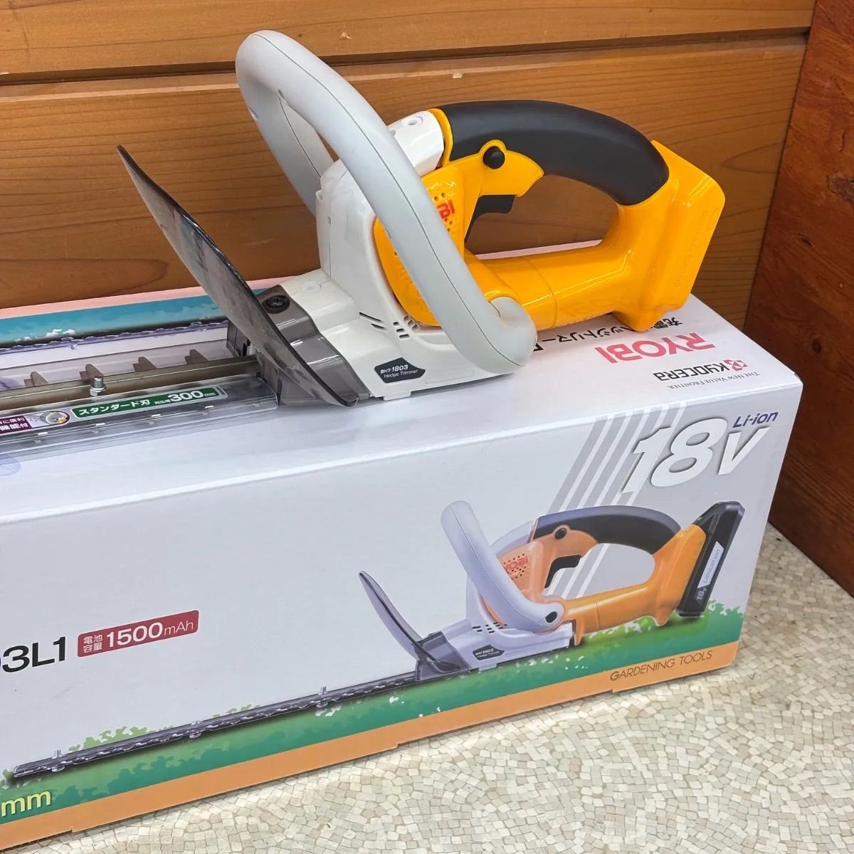 【充電器・バッテリー付きですぐ使える】京セラ RYOBI 18V 充電式ヘッジトリマー BHT-1803L1 300mm