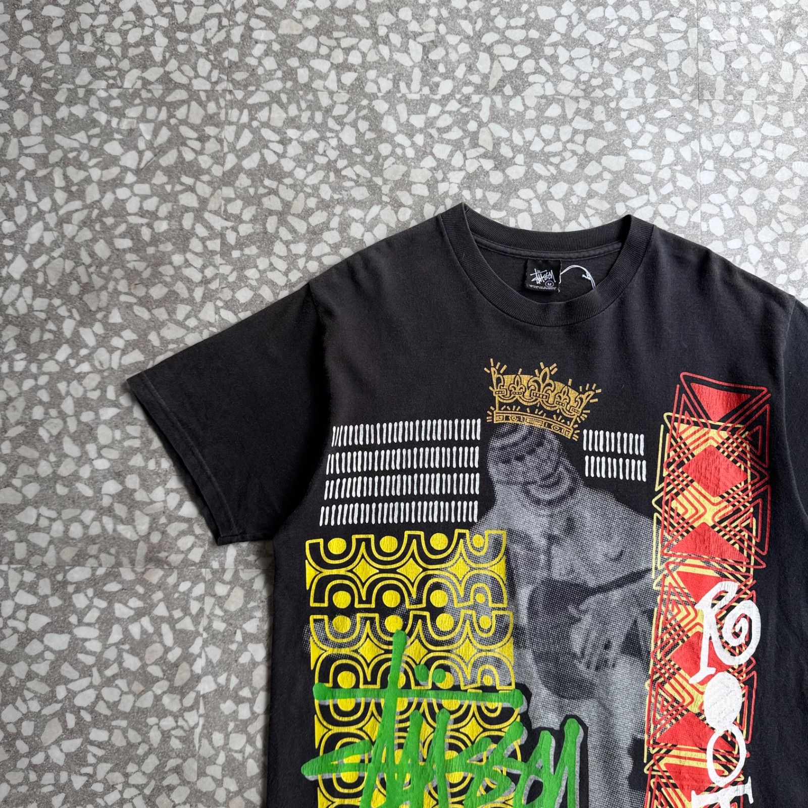 STUSSY / 00’s laster design T-shirt ステューシー　オールドステューシー　Y2K　フォトTシャツ　ラスタカラー　ビックプリント　ショーンフォント　ストリート 菅田将暉 sk8 黒　横ノリ　オールドスクール