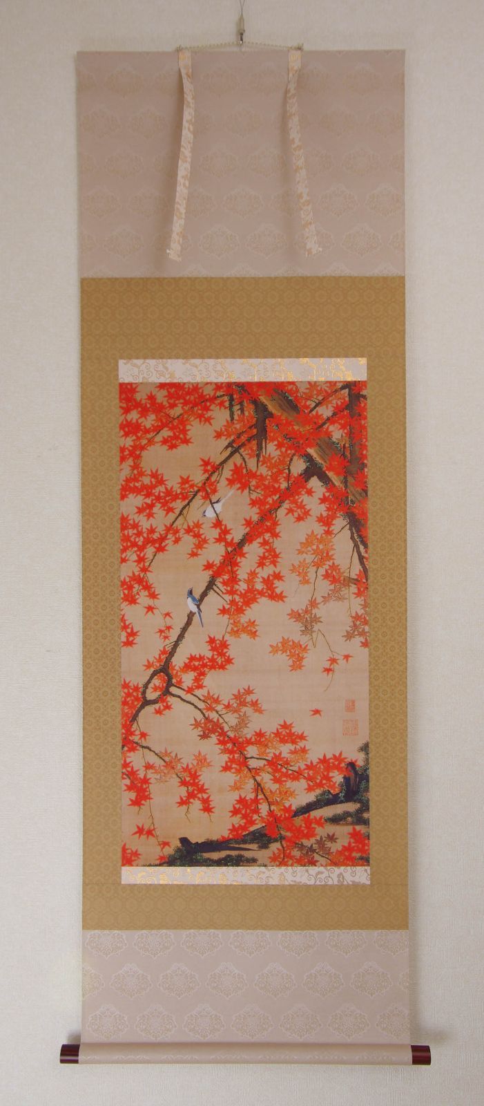 印刷 複製 工芸 掛軸 【 伊藤若冲 紅葉小禽図 】 絹本 紙箱 鮮やかな