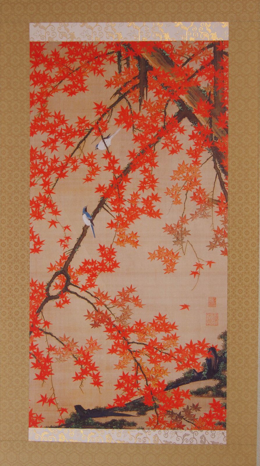 印刷 複製 工芸 掛軸 【 伊藤若冲 紅葉小禽図 】 絹本 紙箱 鮮やかな