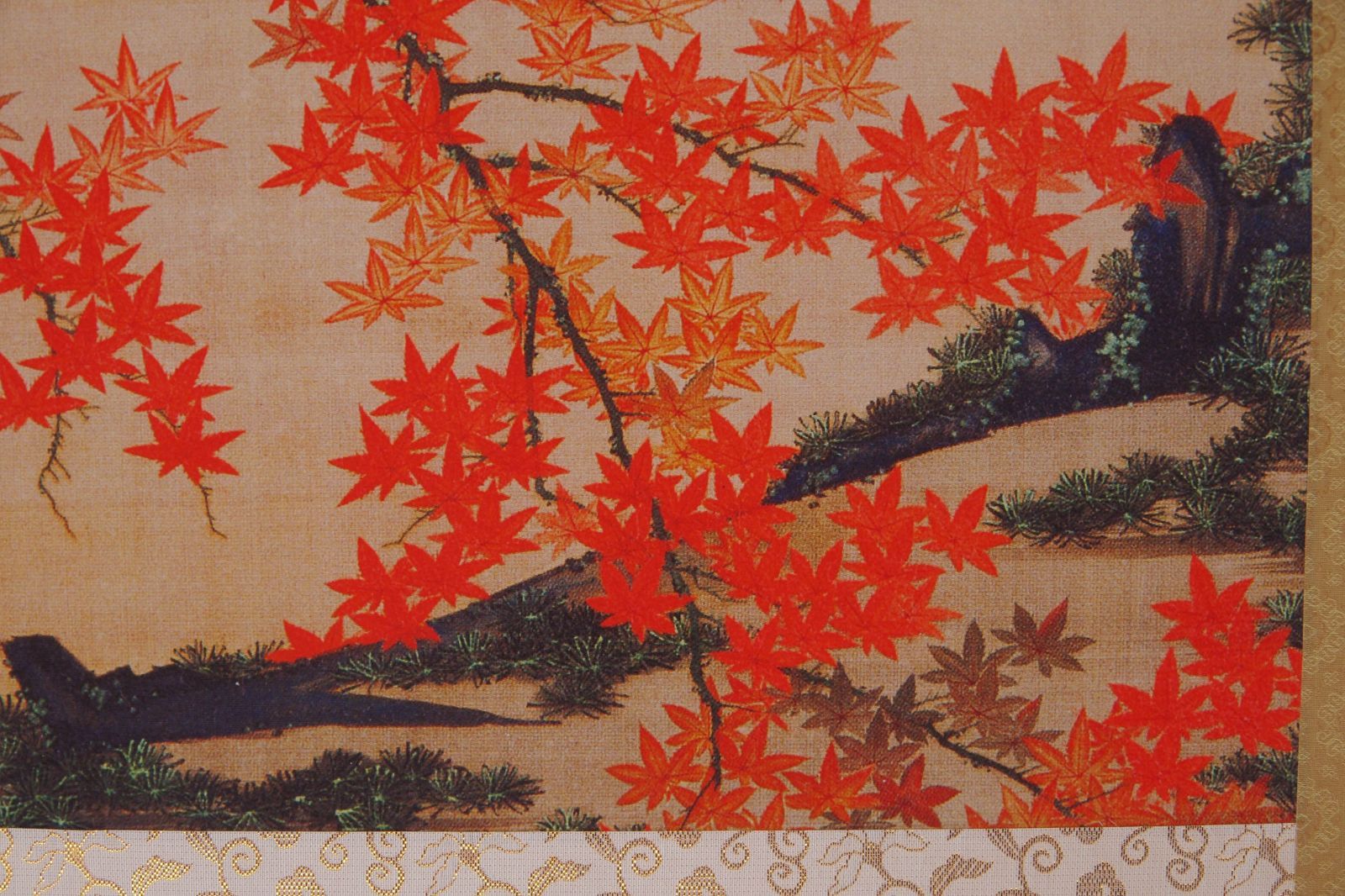 印刷 複製 工芸 掛軸 【 伊藤若冲 紅葉小禽図 】 絹本 紙箱 鮮やかな